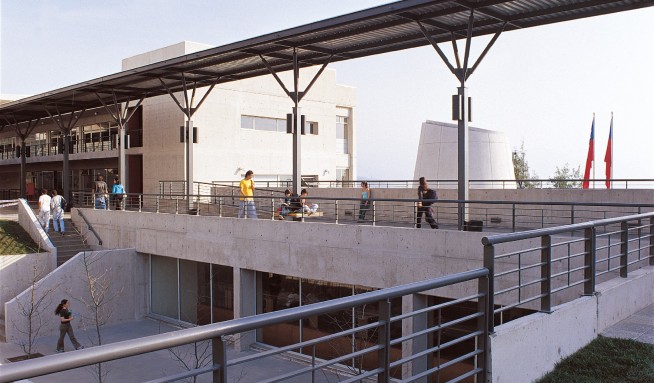 Campus Rector Ernesto Silva Bafalluy - Patio UDD