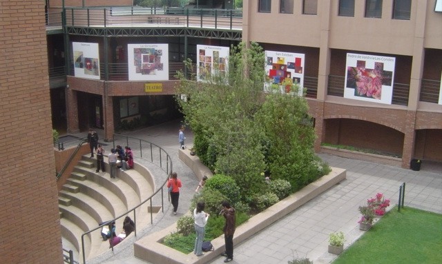 Patio interior Campus Las Condes