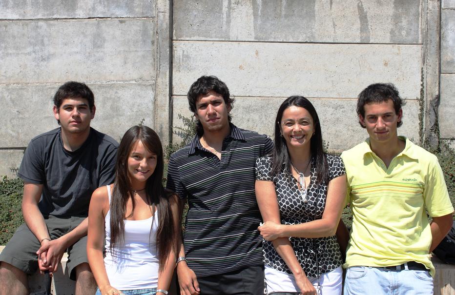 Alumnos de Ingeniería junto a la vicedecana, Nora Au