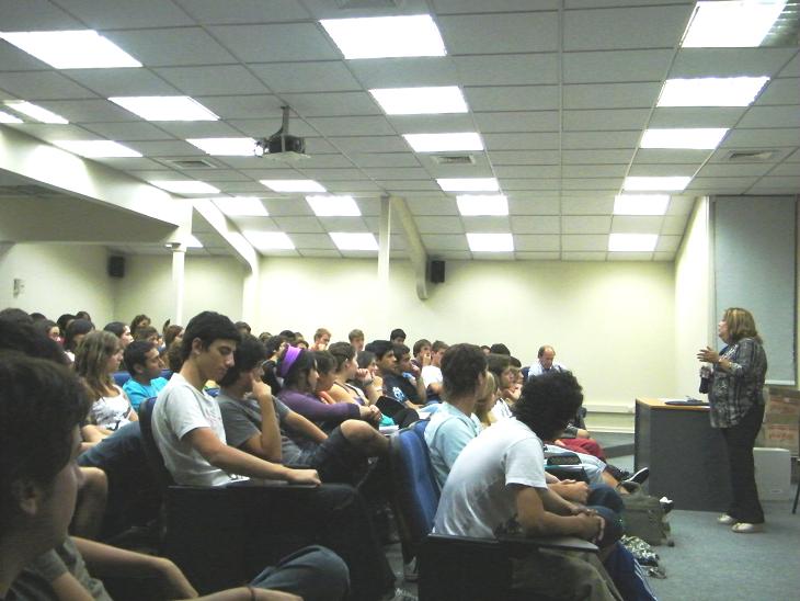 Alumnos de Medicina en charla