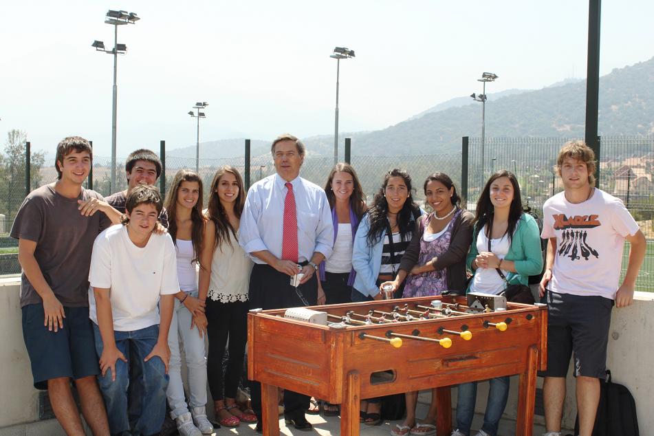 Futuros Ingenieros junto al decano, Lionel Sotomayor