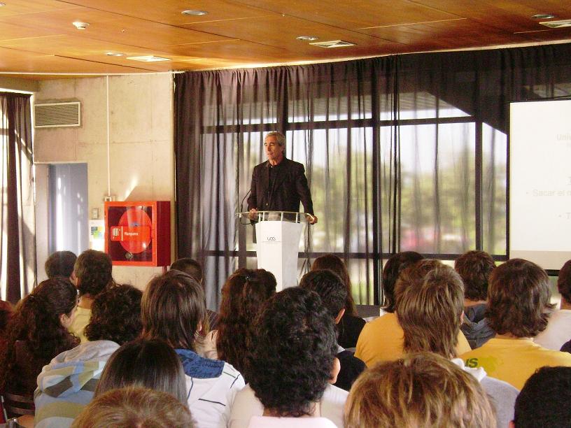 Vicedecano de la FEN, Pedro Arriagada junto a alumnos de Ingeniería Comercial