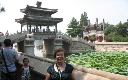 Profesora Ana María Maza en el palacio de Verano de Beijing