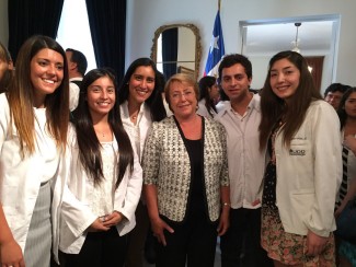 Ex alumnos UDD con la Presidenta Michelle Bachelet