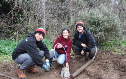 Cristián Calderón (Ingeniería Comercial), Fernanda Cox (Odontología) y Gonzalo Sánchez (Kinesiología) en Trabajos Voluntarios de la UDD en Chépica.