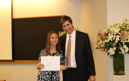 Catalina Carrasco, alumna de Enfermería, recibe la primera beca Romina Rojas Zarhi, al Espíritu Global