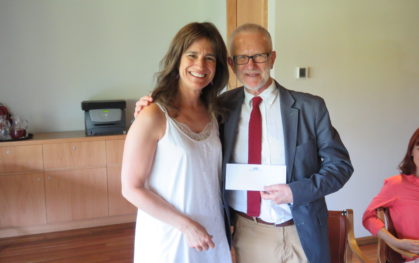 Teresita Serrano, Decana Psicología y Guillermo de la Parra, ganador del premio 'Dr. Luis Tapia Villanueva'
