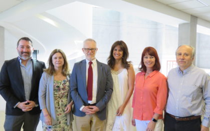 Jaime Silva, director del CARE; María Elisa Molina, directora de la UTP; Guillermo de la Parra, ganador del premio 'Dr. Luis Tapia Villanueva'; Teresita Serrano, Decana Psicología; Mariane Krause, directora Midap y Patricio Olivos, coordinador Sonepsyn