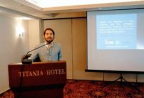 Investigador expuso sobre salud de migrantes en Conferencia internacional en Grecia