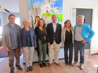 Sally Skaife junto a autoridades de las facultades de Arquitectura y Arte y de Psicología