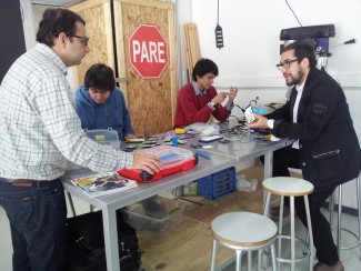 Alumnos trabajando en Factoría UDD