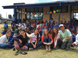 Alumnos trabajan como voluntarios en Etiopía