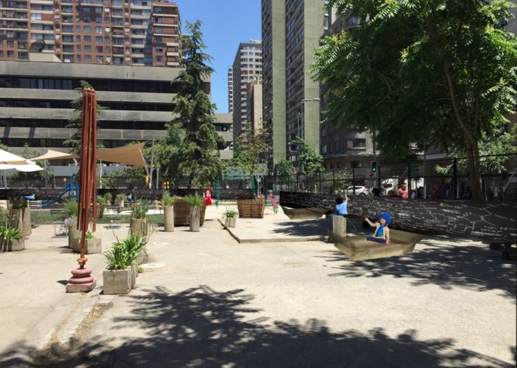 María Jesus Gómez: “Perímetro Interactivo” Plaza Teatinos, Santiago Centro