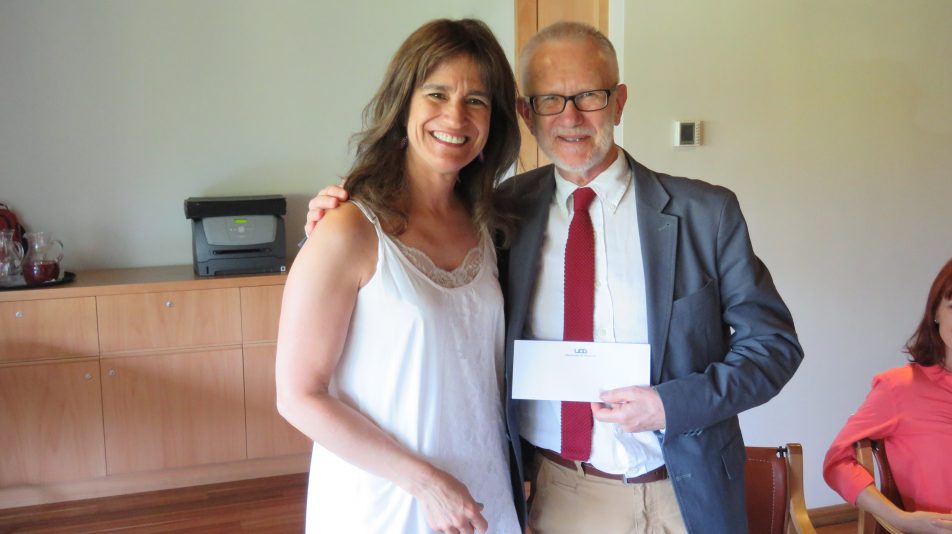 Teresita Serrano, Decana Psicología y Guillermo de la Parra, ganador del premio 'Dr. Luis Tapia Villanueva'