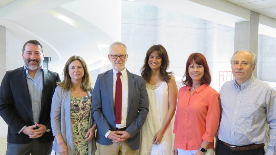 Jaime Silva, director del CARE; María Elisa Molina, directora de la UTP; Guillermo de la Parra, ganador del premio 'Dr. Luis Tapia Villanueva'; Teresita Serrano, Decana Psicología; Mariane Krause, directora Midap y Patricio Olivos, coordinador Sonepsyn