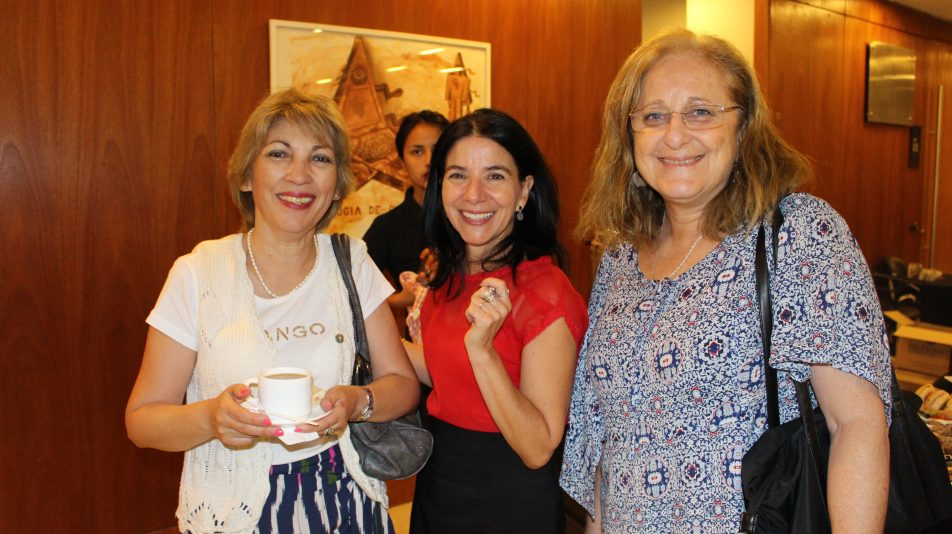 Paola Massaro, directora de Bibliotecas UDD junto a asistentes del segundo seminario de Sistema de Bibliotecas