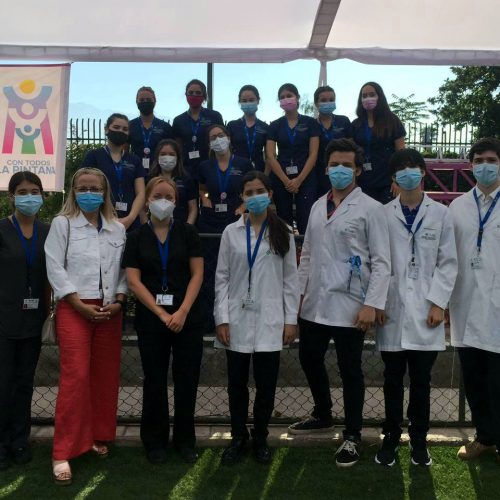 Estudiantes UDD apoyan vacunación en La Pintana y La Granja