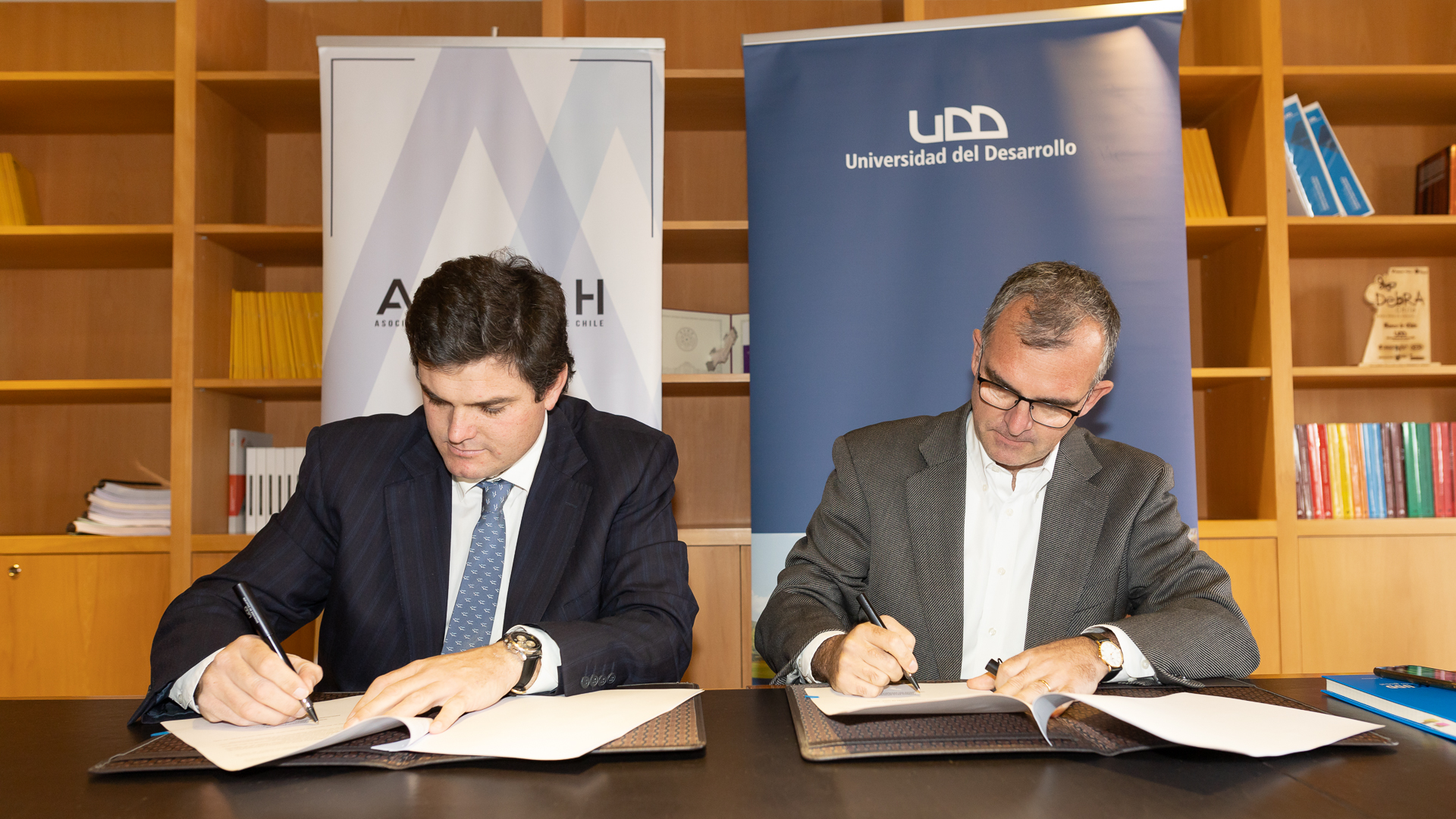 UDD y AMUCH firman convenio para fortalecer acciones de apoyo a la ...